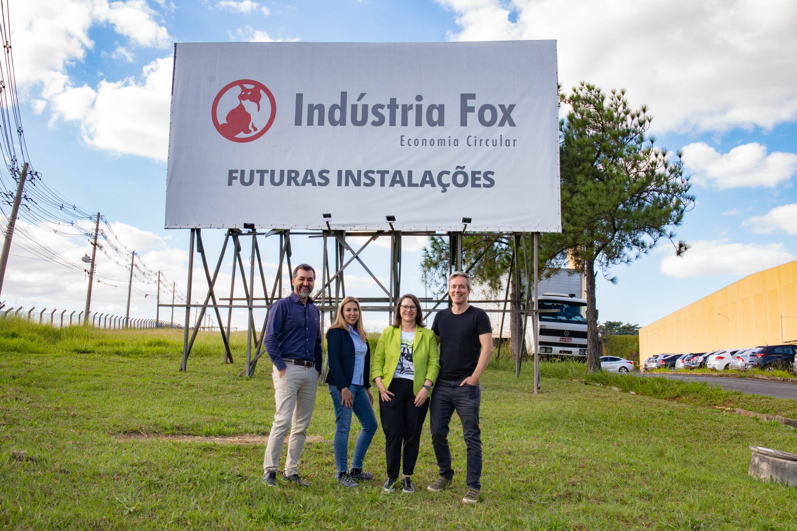 fair_recycling_jahresbericht_2025_campinas.jpg Neues Fabrikgelände von Indústria Fox in Campinas. Bildlegende v.l.n.r.: Marcelo Souza - Indústria Fox, Chantale Beolchi - Stiftung Fair Recycling, Philipp Bohr - Indústria Fox, Sabine Krattiger - Stiftungsrätin Fair Recycling.