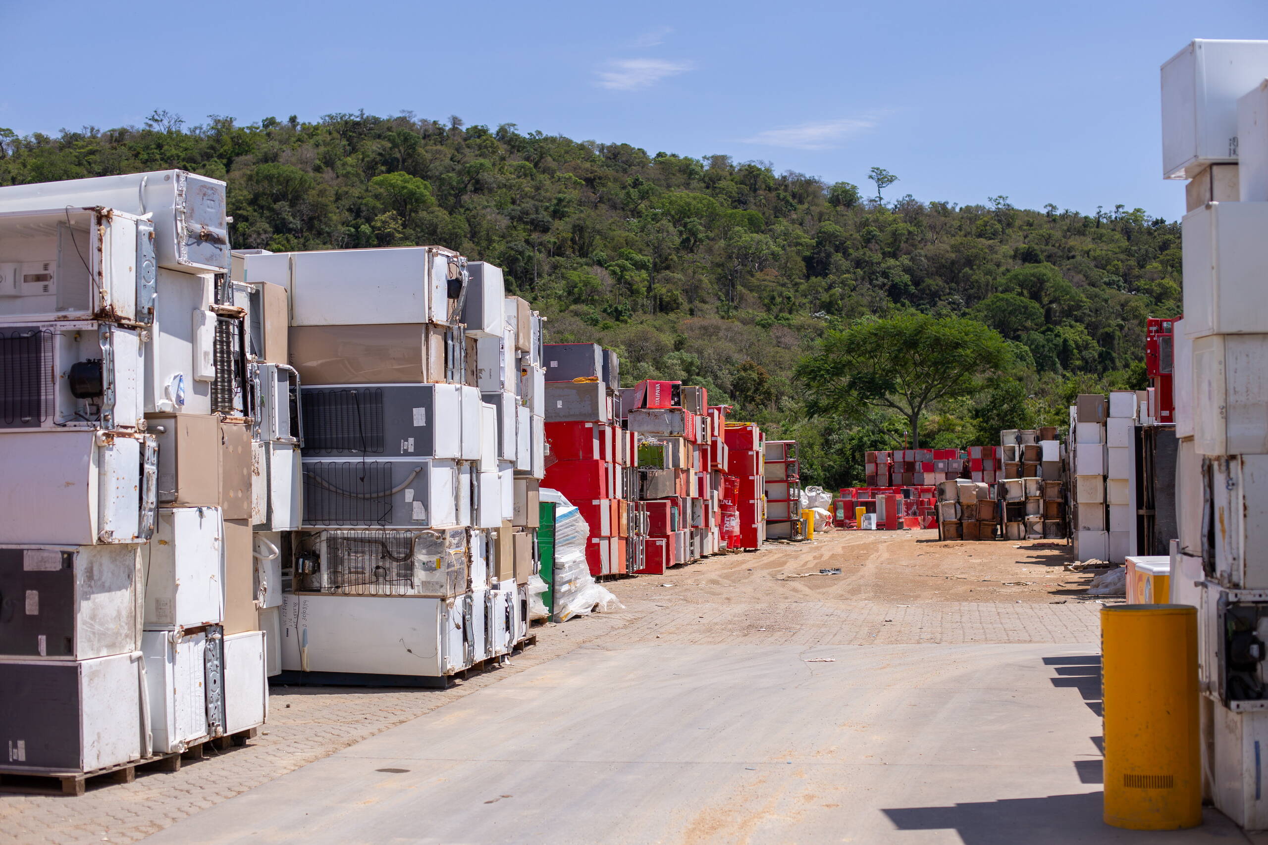 stiftung_fair_recycling_kuehlschrank_recycling_4.jpg Die Kühlschränke für das Recycling türmen sich auf dem Areal.