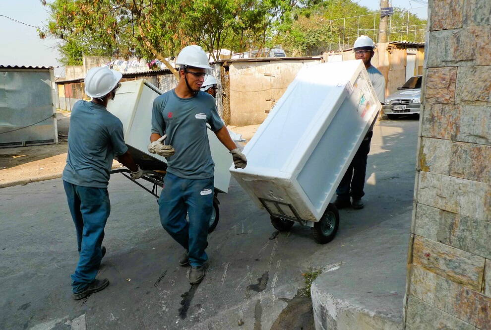 Durch das Recycling von Kühlschränken eliminieren wir klimaschädliche FCKW- und FKW-Gase und sensibilisieren gleichzeitig Mitarbeitende sowie die lokale Bevölkerung für den Klimaschutz.