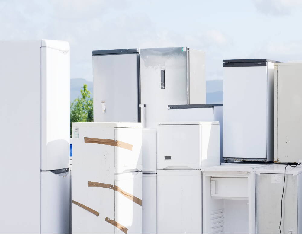 rectangle_272.jpg Alte, zusammengestellte Kühlschränke, die später in der Fabrik recycelt werden.