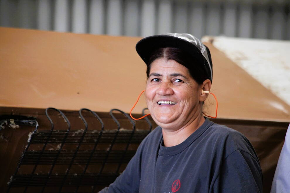 Bei Industria Fox haben Frauen im Recycling-Bereich die gleichen Chancen wie Männer, mit einem Frauenanteil von etwa einem Drittel – deutlich höher als im traditionell männlich dominierten Recycling-Business in Brasilien