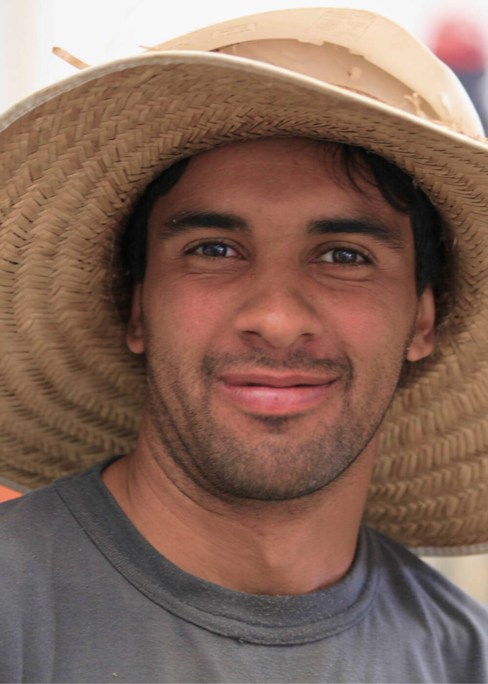 rectangle_271.jpg Ein zufrieden lächelnder Mitarbeiter der Firma Indústria Fox.