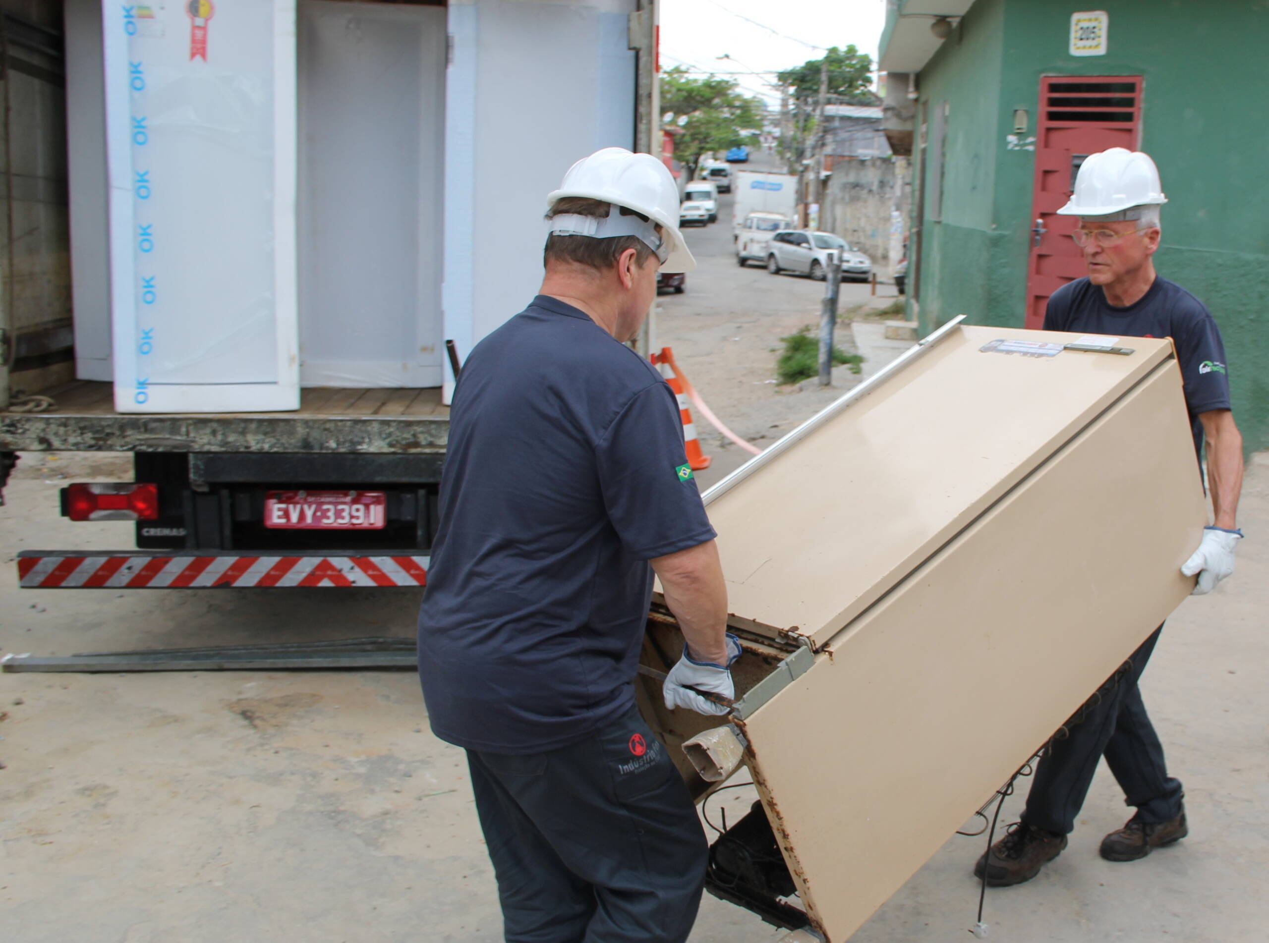 stiftung_fair_recycling_kuehlschrank_recycling.jpg Mithilfe vor Ort beim Einsammeln von Kühlschränken in den Favelas