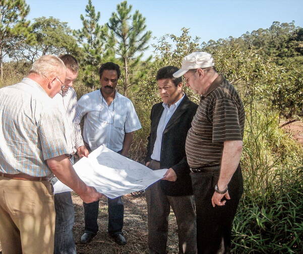 rectangle_287.jpg Die Projektplaner stehen auf dem Grudnstück und studieren die Baupläne.