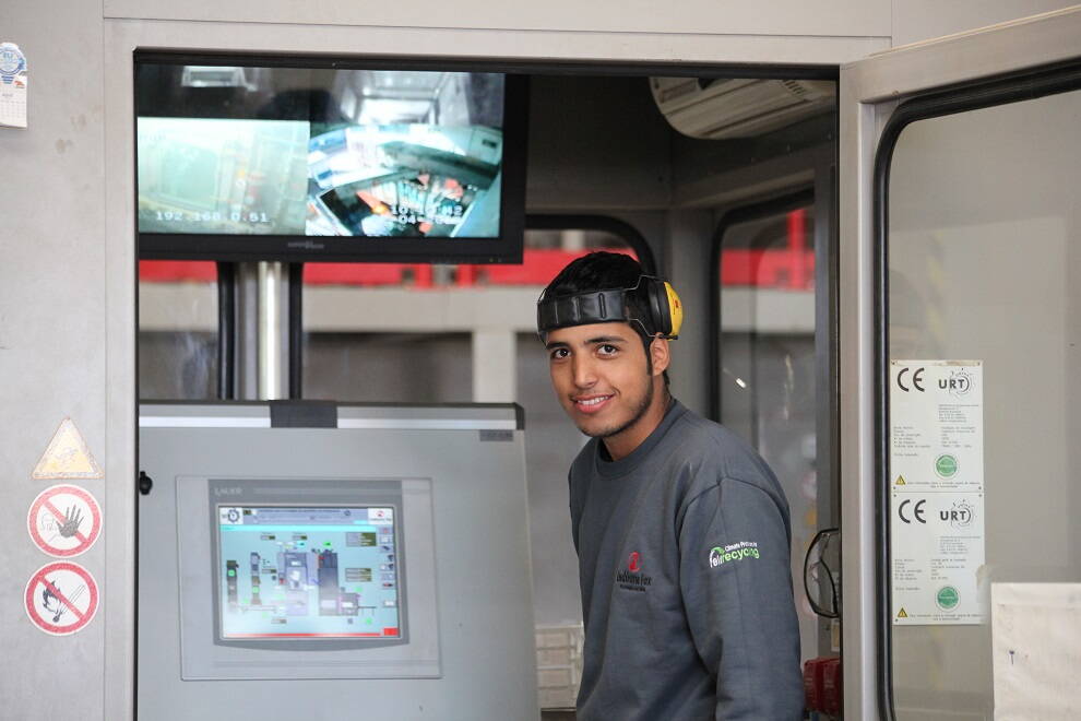 Unsere innovative Recyclinganlage fördert nachhaltige Industrialisierung, schafft Arbeitsplätze und trägt zum langfristigen Aufbau von Recycling-Know-how bei, das über die Projektdauer hinaus wirtschaftliches Wachstum unterstützt.