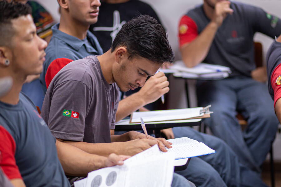 weiterbildung.jpg Mitarbeitende von Industria Fox bei der Weiterbildung