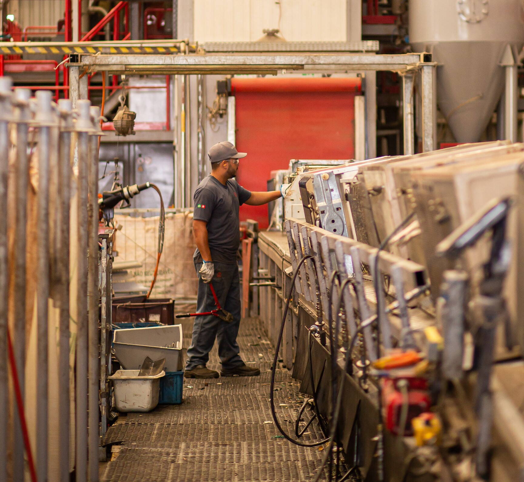 fair_recycling_kuehlschrank_recycling.jpg Ein Mitarbeiter bereitet einen Kühlschrank für das korrekte Recycling vor.