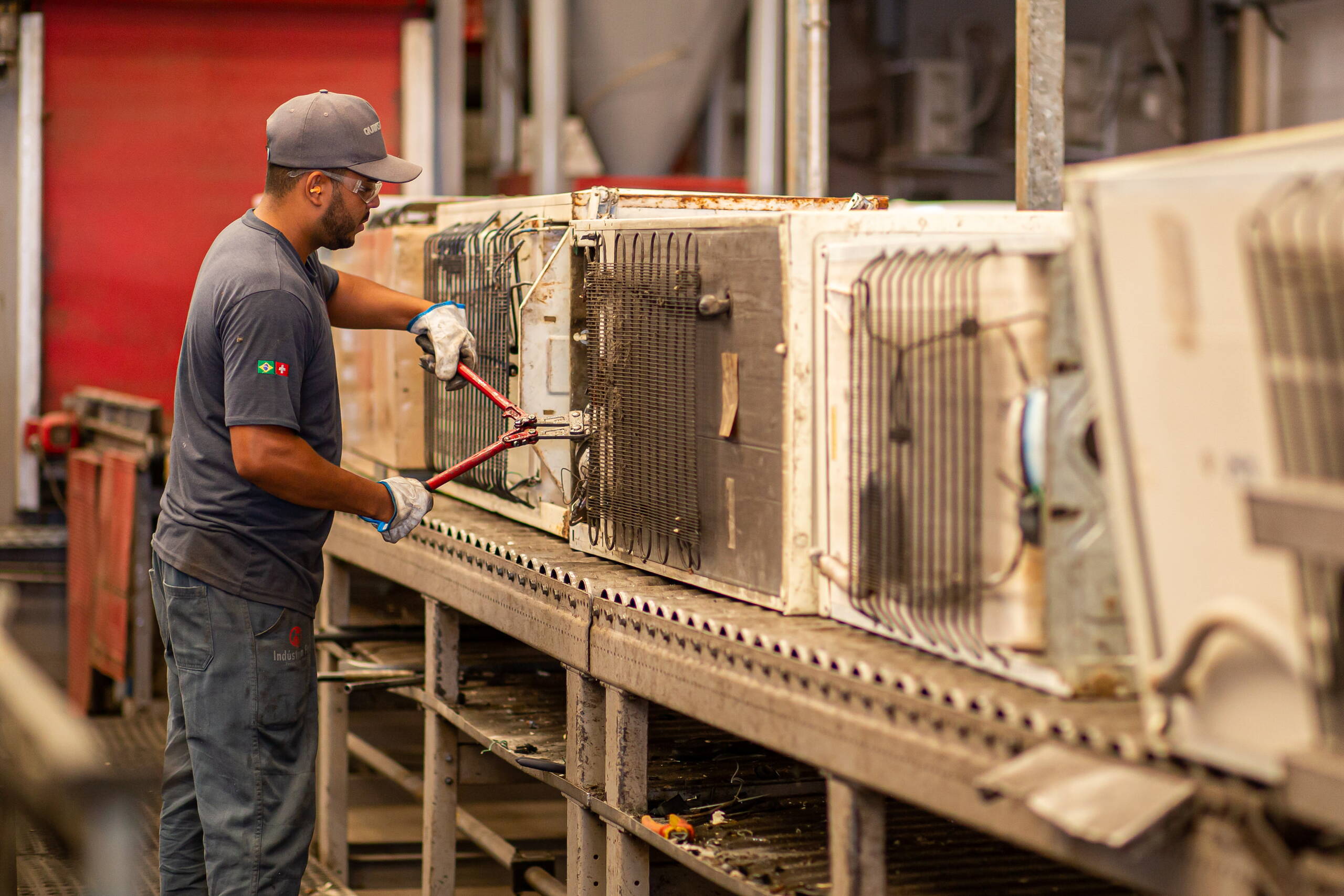 fai_recycling_kuehlschrank_recycling.jpg Mitarbeitende beim Recycling der Kühlschränke