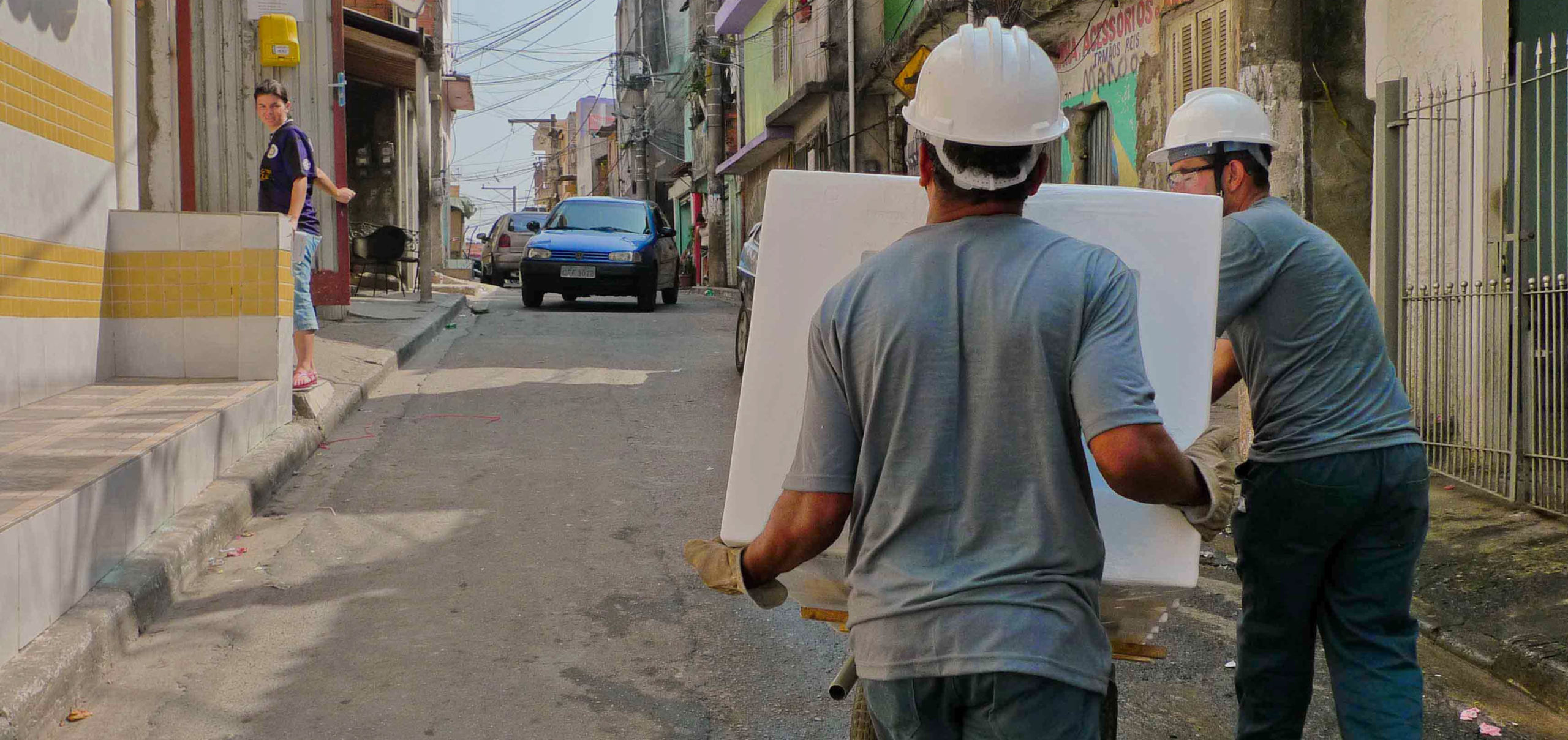 Mitarbeitende von Industria Fox beim Austausch und Einsammeln defekter Kühlschränke in den Favelas.