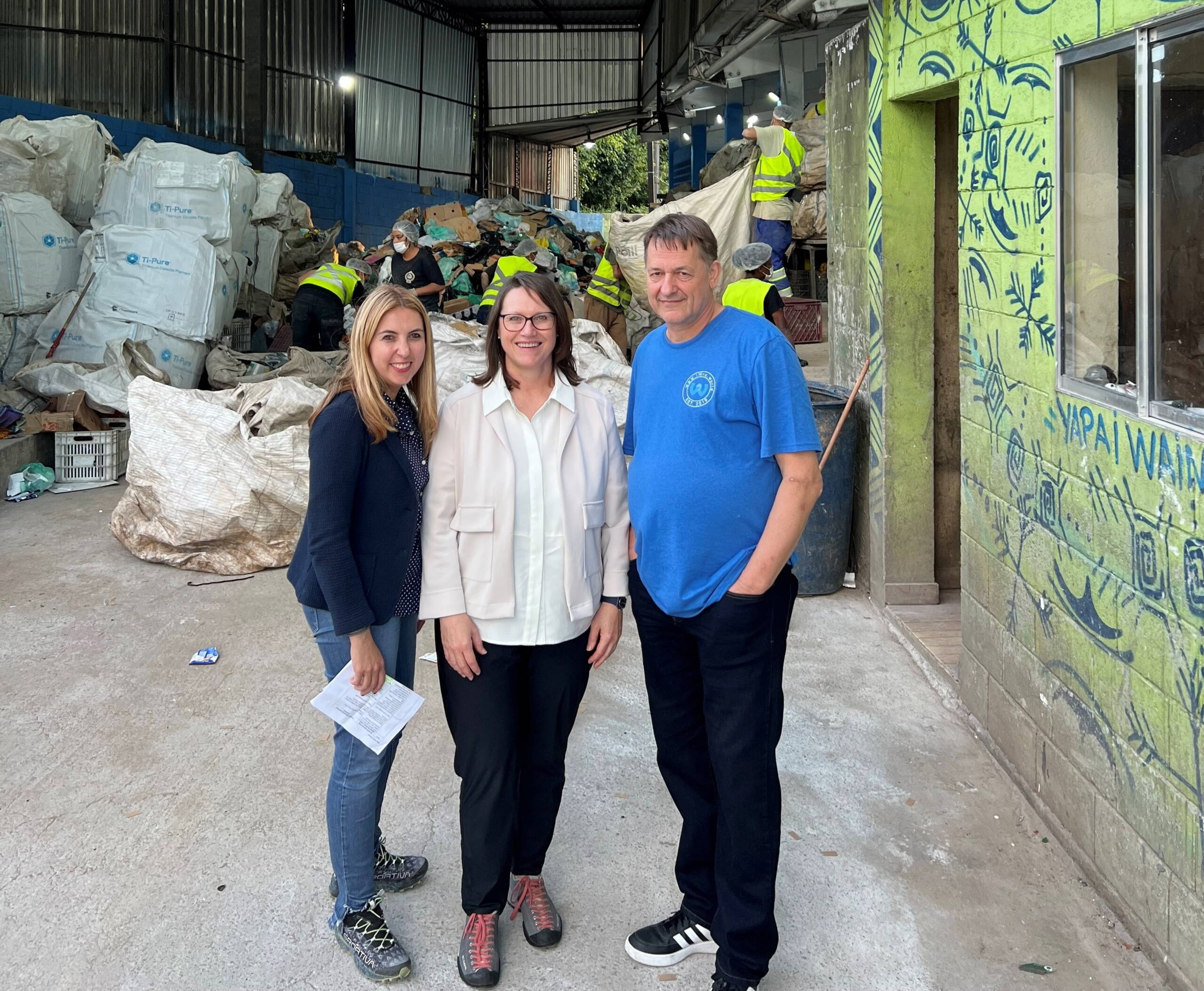 Chantale Beolchi, Geschäftsführerin der Stiftung Fair Recycling - Sabine Krattiger, COO der Immark AG und Stiftungsrätin bei Fair Recycling - Beat Grüninger, ESG Service Partner bei iWrc und Projektpartner von Fair Recycling vor Ort in São Paulo