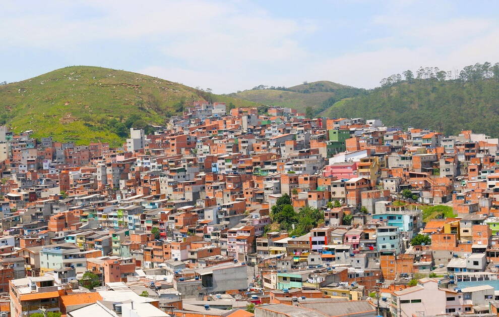 Ein Blick auf die dicht besiedelten Favelas in Brasilien, geprägt von improvisierten Behausungen und engen Gassen, die den täglichen Herausforderungen von Armut und sozialer Ungleichheit trotzen.