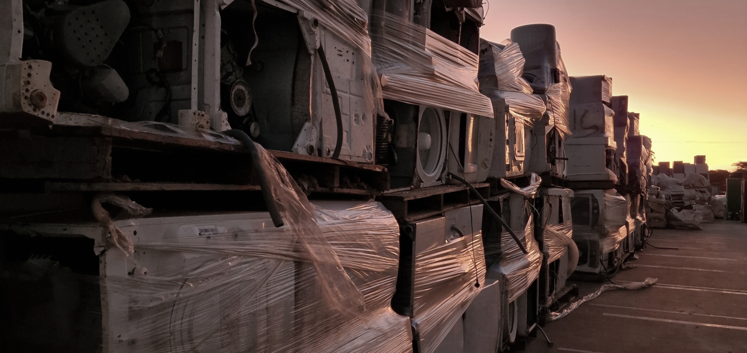 Using state-of-the-art technology and an innovative process, we guarantee environmentally friendly recycling of refrigerators by efficiently removing harmful gases and complying with the European standard for refrigerator recycling.